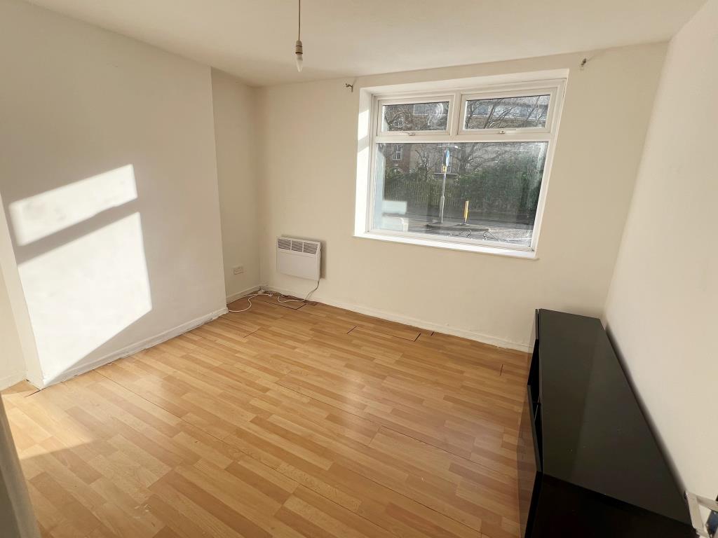 Lot: 95 - FLAT FOR INVESTMENT OR OCCUPATION - Neutrally decorated bedroom with laminate floor
